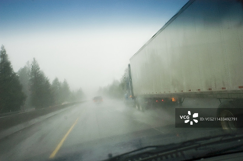 货车在高速公路暴雨中图片素材