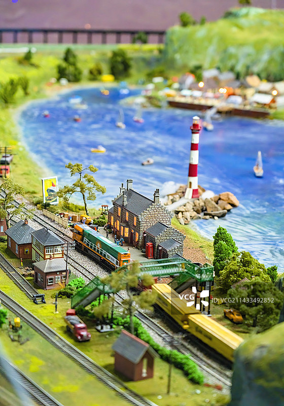 滨海信号塔与小镇火车站外观微景图片素材