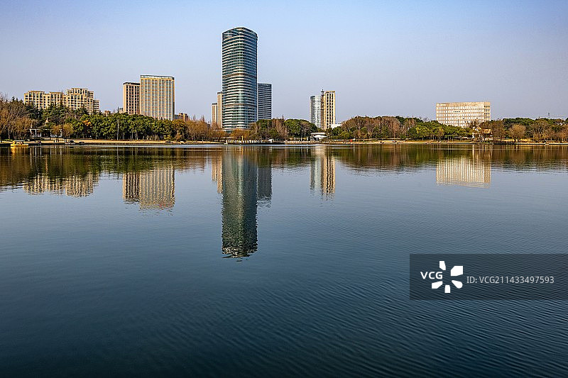 黄昏中的上海嘉定安亭汽车博览公园清江湖城市建筑倒影景观图片素材
