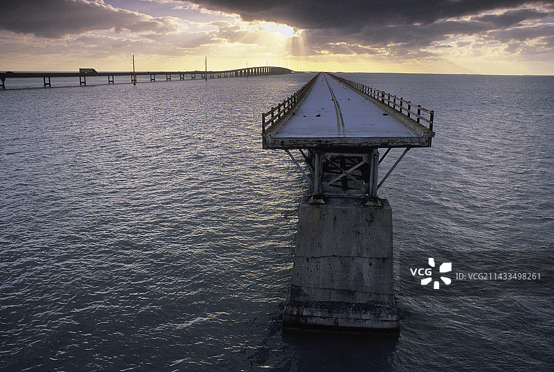 佛罗里达群岛的废弃桥梁图片素材