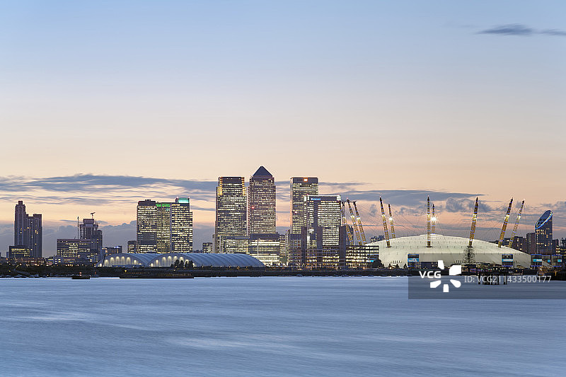 英国伦敦金丝雀码头和千禧巨蛋天际线图片素材