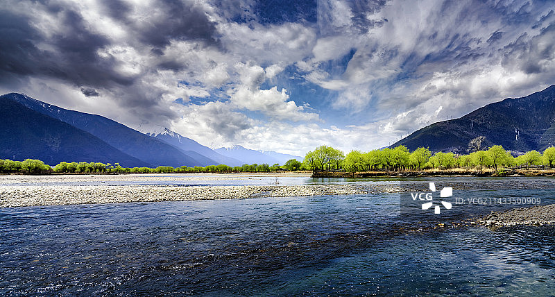 雅鲁藏布江河谷的春天图片素材