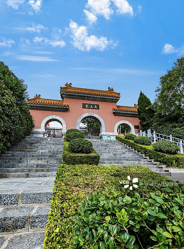 蓝天白云纯净天空背景下的江苏徐州户部山戏马台建筑景观图片素材