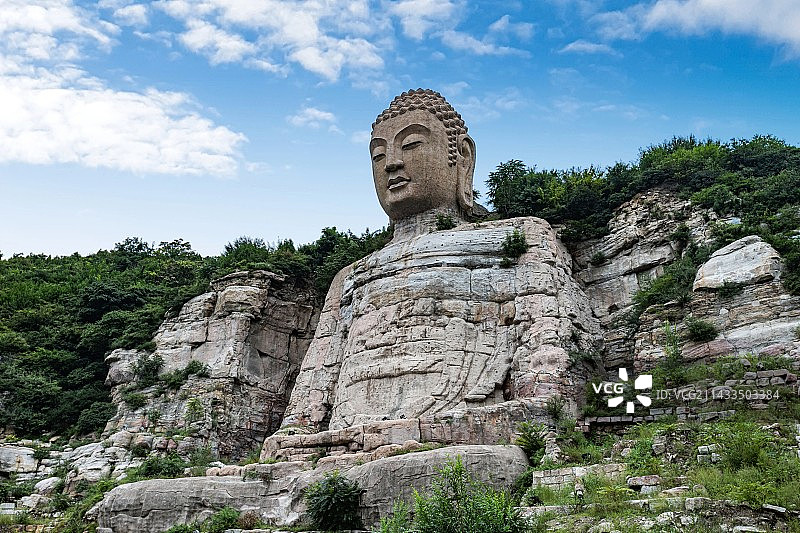蓝天白云背景下的山西太原蒙山风景区蒙山大佛佛像建筑景观图片素材