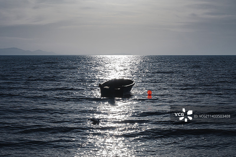 海上漂浮的一艘船图片素材