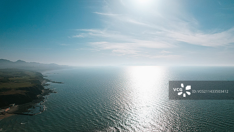 航拍视角下的海岸线图片素材