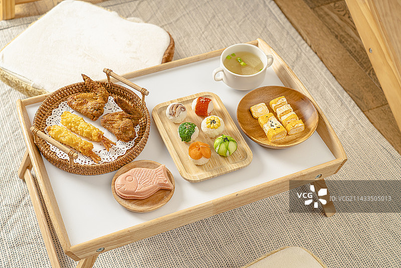 丰盛的手掬寿司天妇罗鲷鱼烧玉子烧美食图片素材