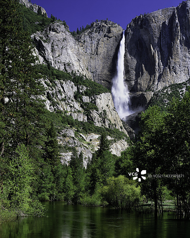 优胜美地瀑布和默塞德河图片素材