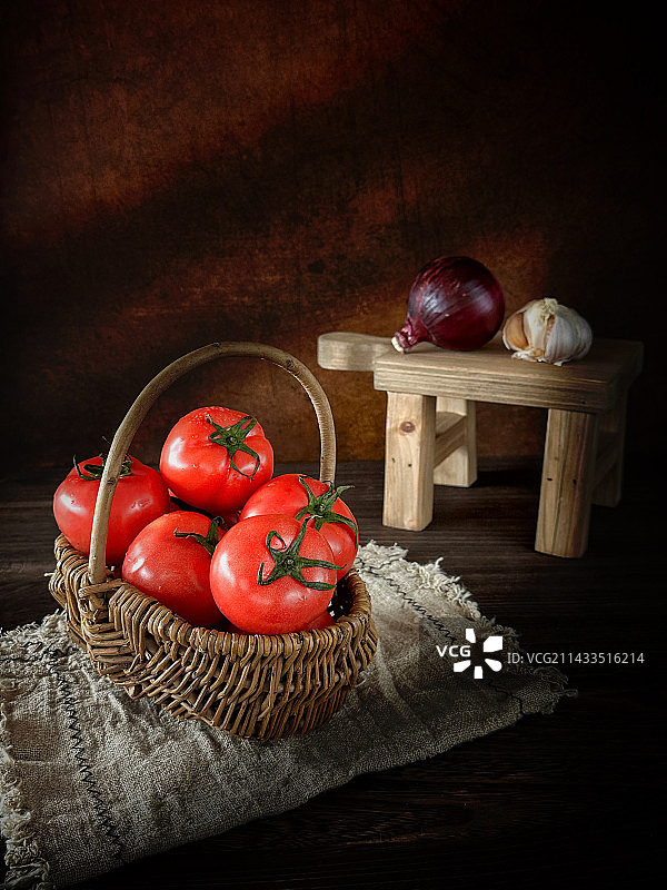 桌上篮子里西红柿的特写镜头图片素材