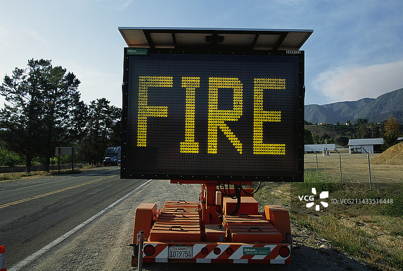 路边的火灾警告标志图片素材
