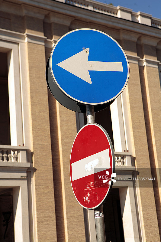 柱子上的交通标志图片素材