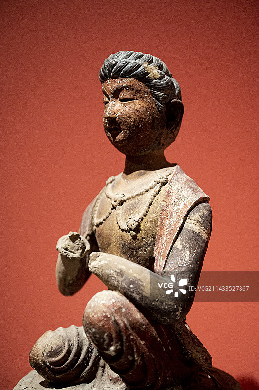 红色背景下雕像的特写镜头图片素材