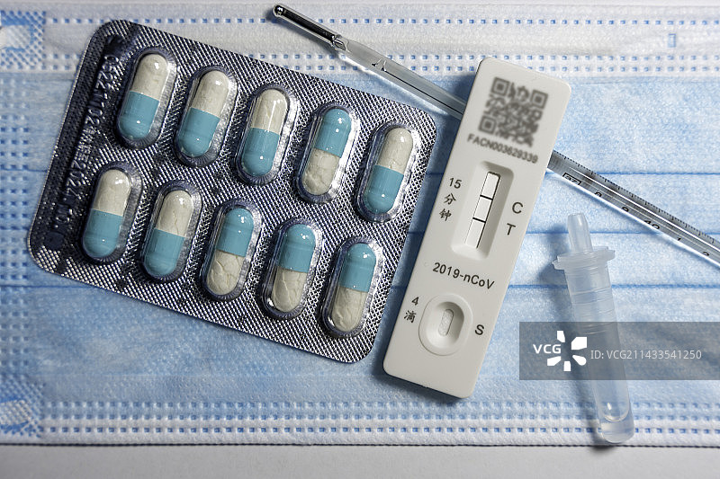 桌面上的医疗用品及药物图片素材