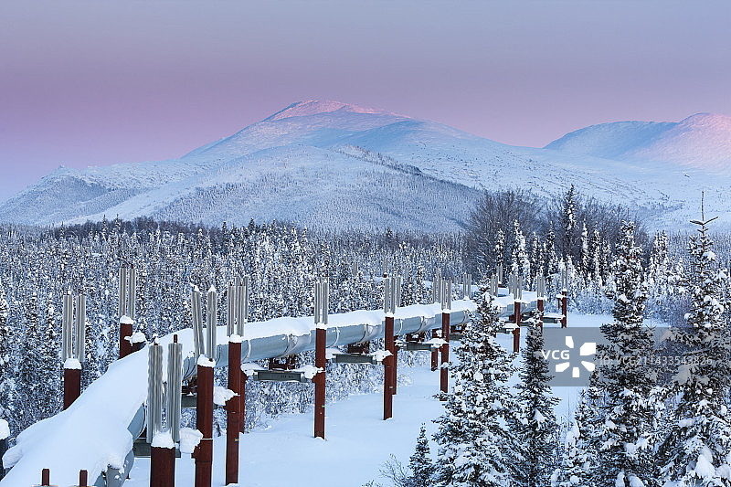 冬季雪景中的阿拉斯加输油管道图片素材