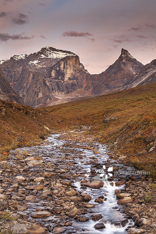 阿里吉奇小溪和阿里吉奇峰图片素材