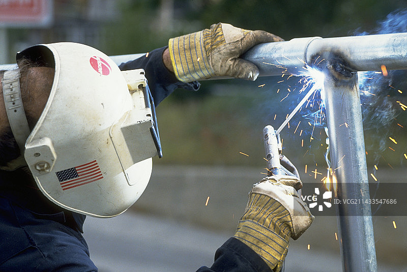 焊接工人在工作图片素材