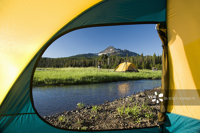 在断顶山附近露营图片素材