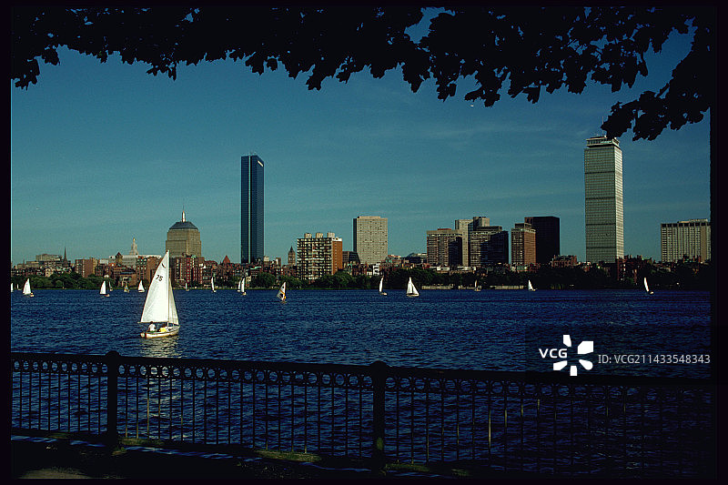 查尔斯河沿岸的波士顿后湾天际线图片素材