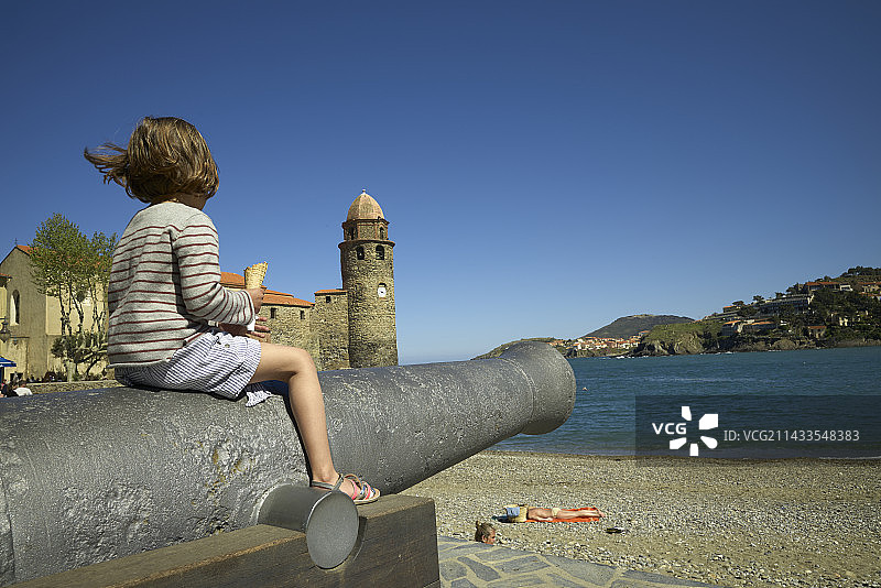 科利尤尔的防御教堂，位于韦尔米耶海岸，儿童图片素材