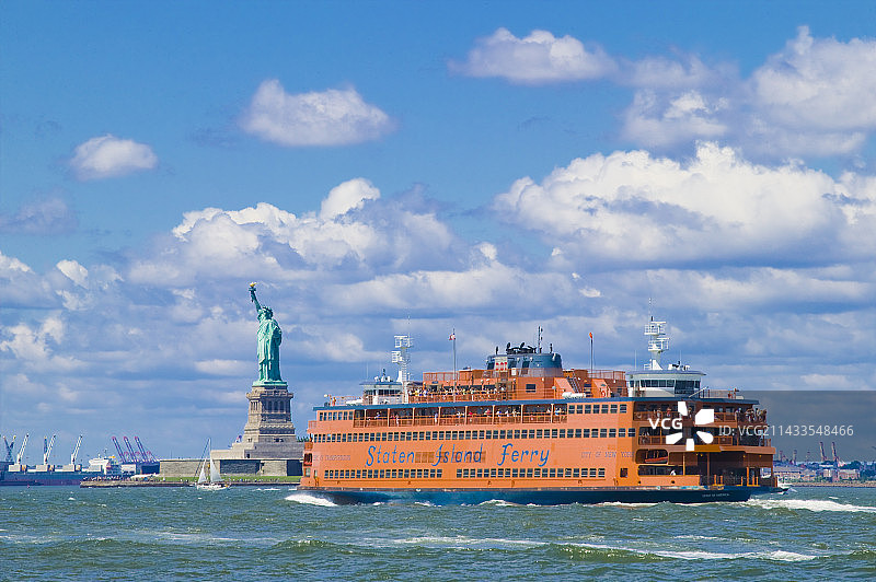 斯塔滕岛渡轮和自由女神像图片素材