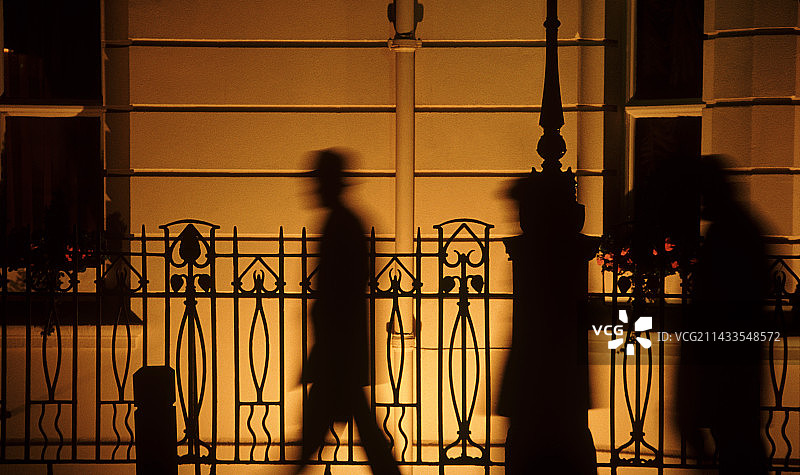 伦敦街道上的行人阴影图片素材