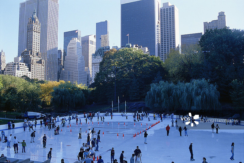中央公园沃尔曼溜冰场的滑冰活动图片素材
