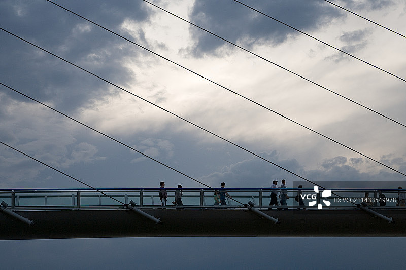 志愿者人行天桥图片素材