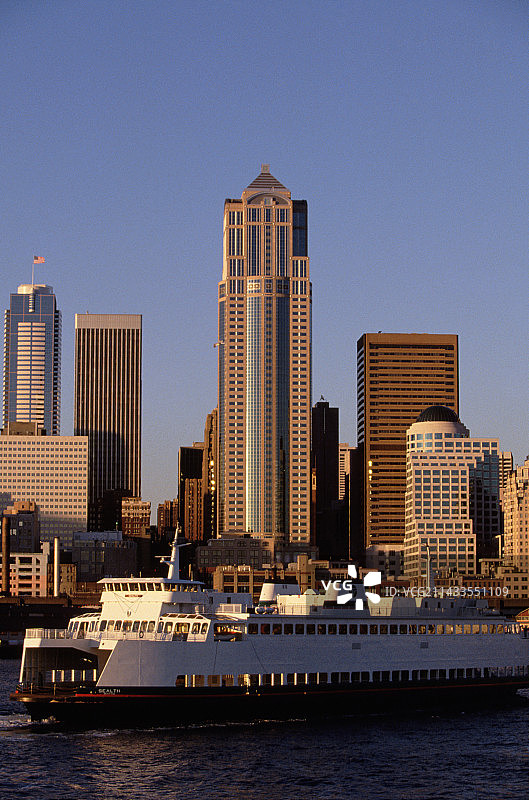 华盛顿互助银行大厦和黄昏时的渡轮图片素材