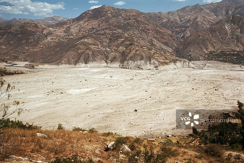 雪崩袭击的山谷图片素材