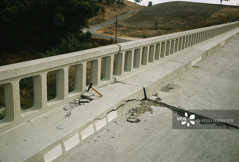 帕克菲尔德地震造成的结构性裂缝图片素材