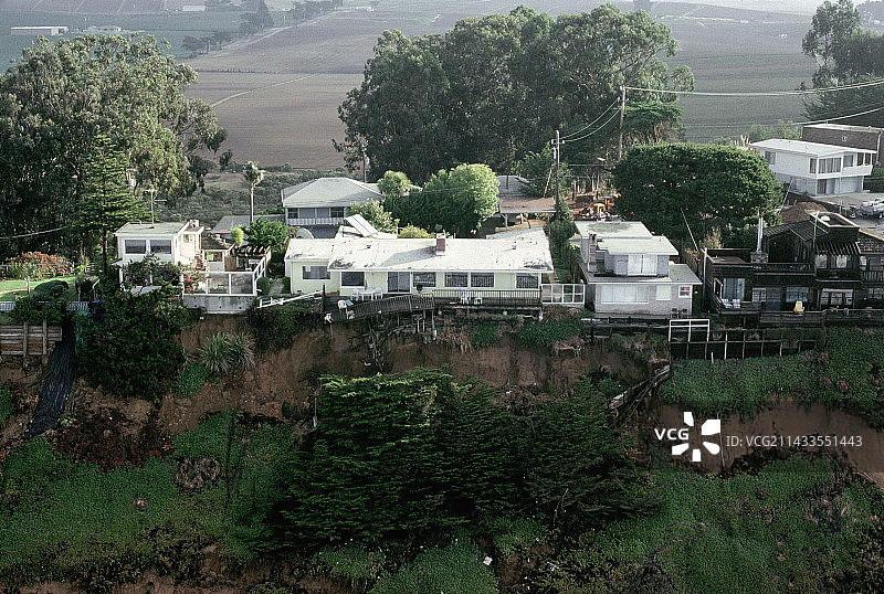 地震引起山体滑坡的航拍图片素材