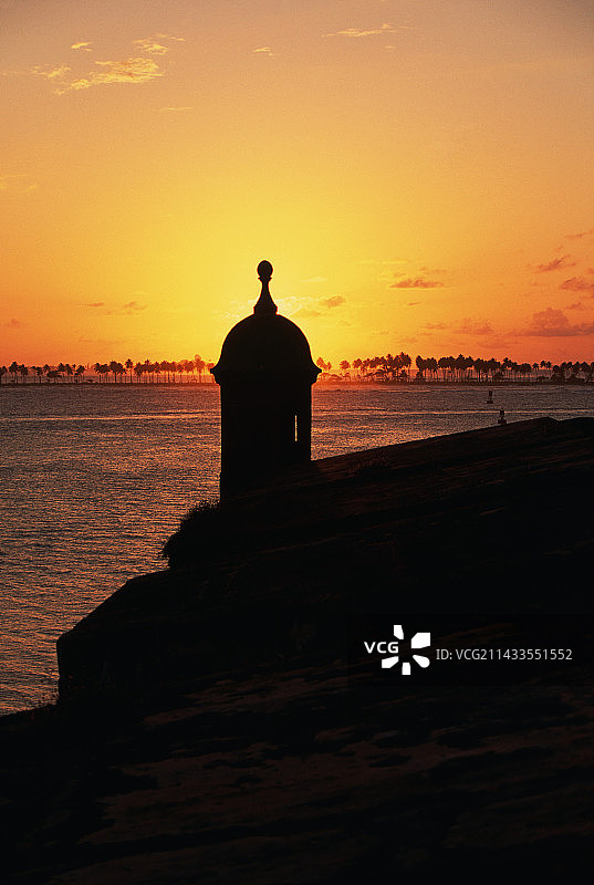 日落时分的炮塔轮廓图片素材