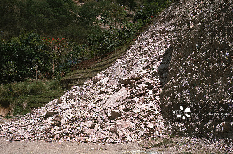 山坡上的滑坡图片素材