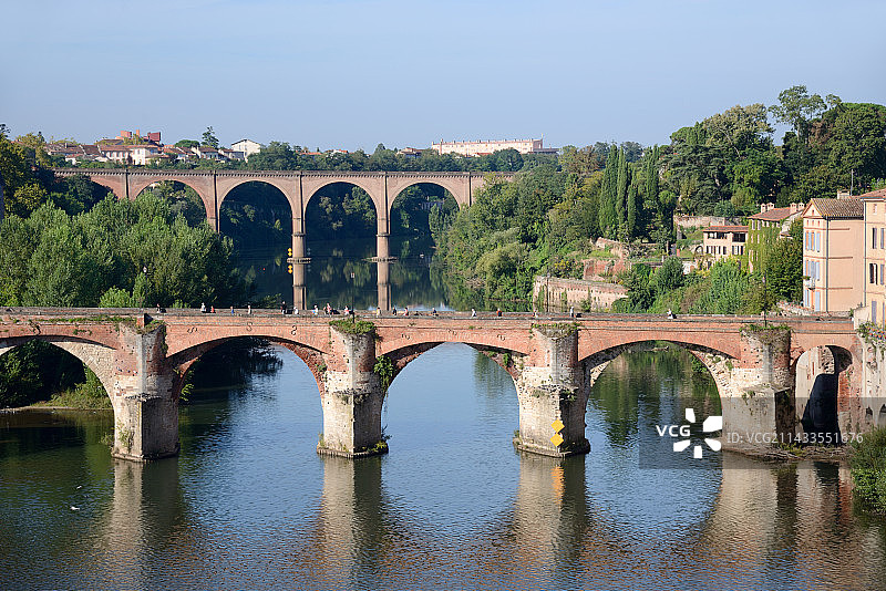 法国阿尔比市塔尔河老桥图片素材