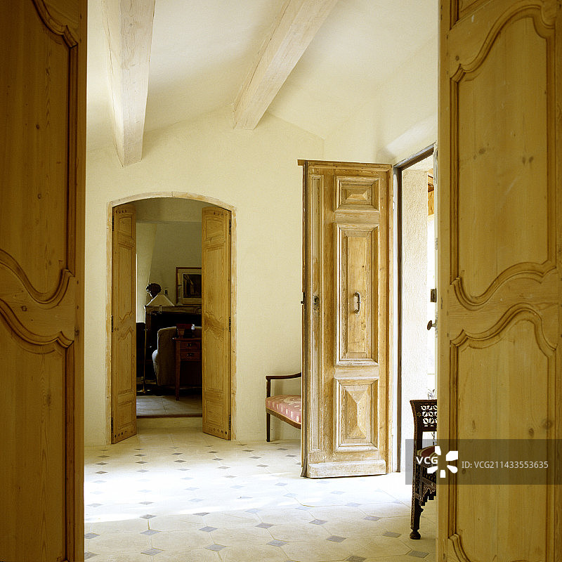 翻新的法式乡村别墅图片素材