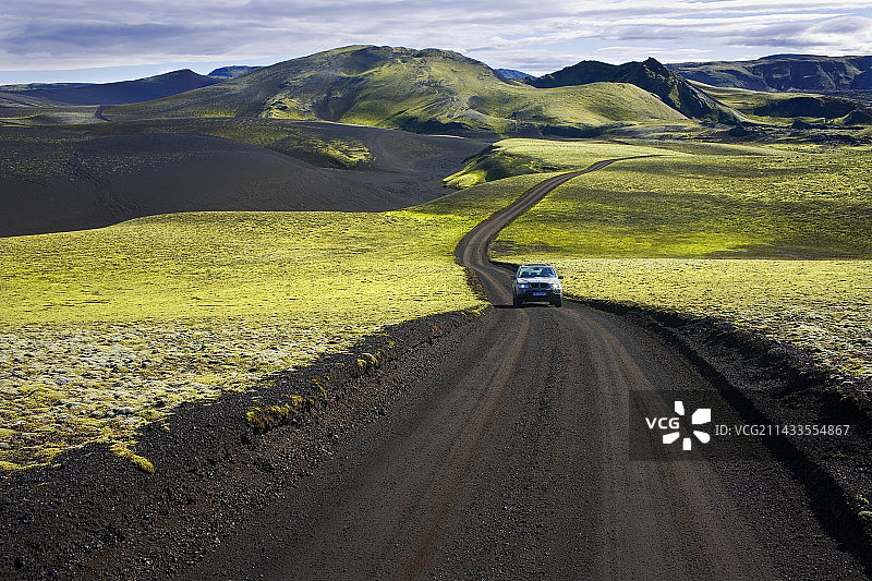 冰岛拉基火山泥路上的SUV图片素材