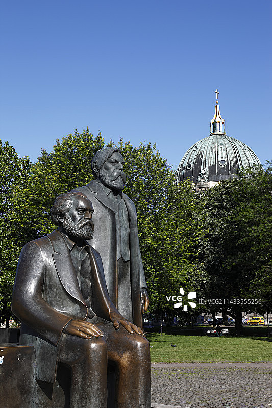 柏林大教堂附近的卡尔·马克思和弗里德里希·恩格斯青铜雕像图片素材