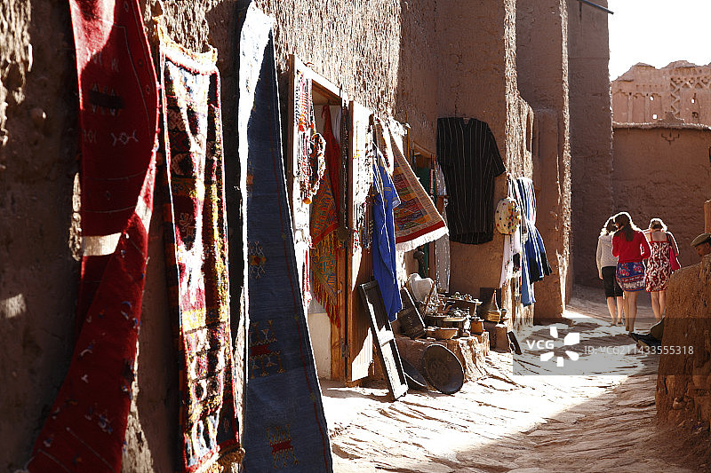 游客在艾本哈杜的纪念品摊位前经过图片素材