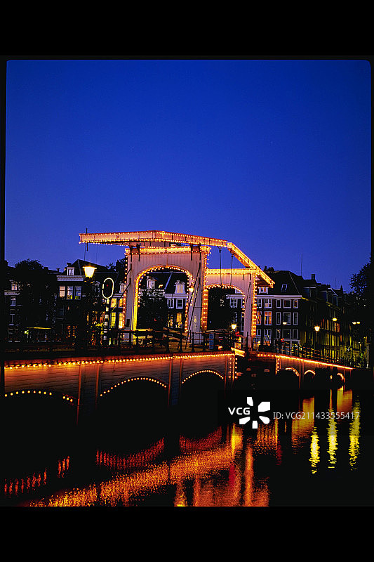 暮光下的瘦桥图片素材