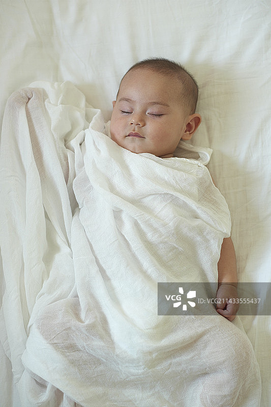 正在睡觉的欧亚混血男婴图片素材