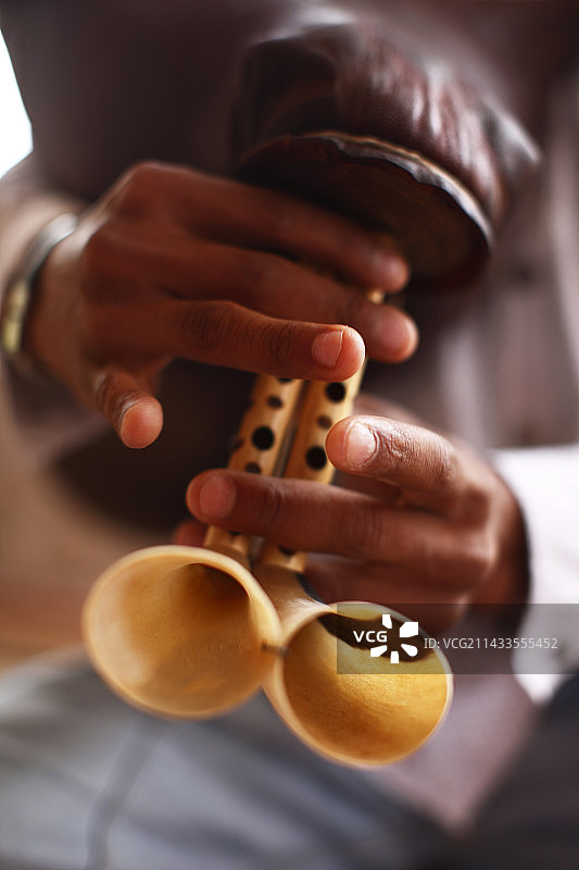 突尼斯塔迈尔扎绿洲演奏传统管乐器的乐手图片素材