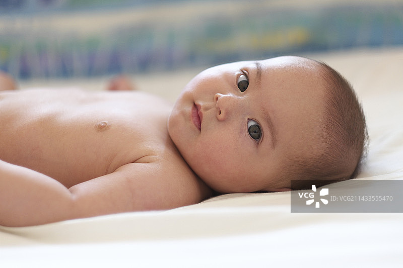 五个月大的欧亚混血男婴图片素材