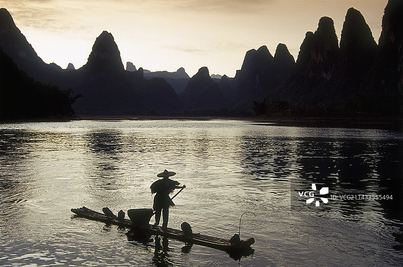 漓江上的渔民图片素材