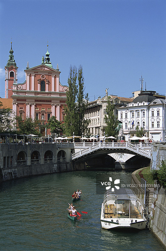 卢布尔雅那三重桥和报喜教堂图片素材