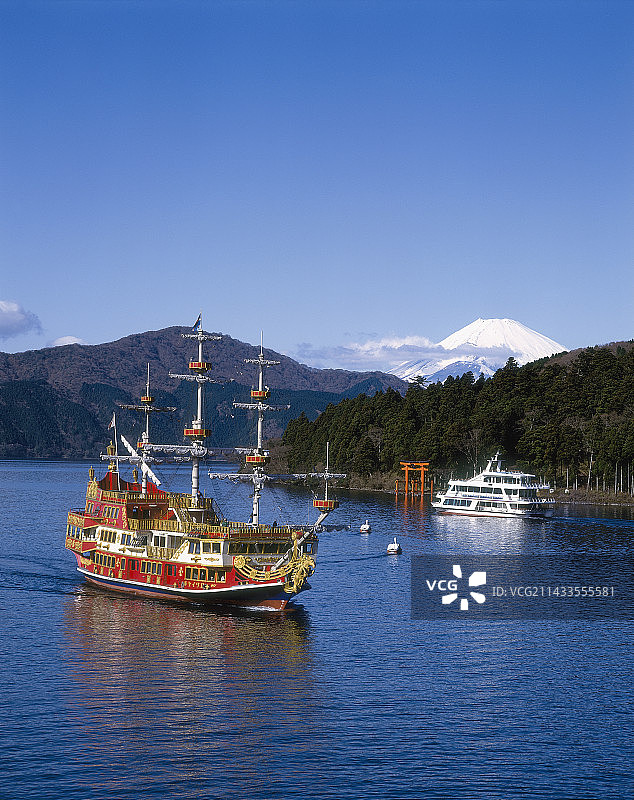 芦之湖上的船图片素材