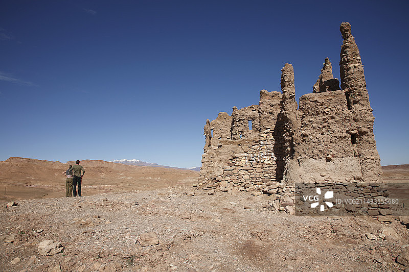 情侣在艾本哈杜古城观光图片素材