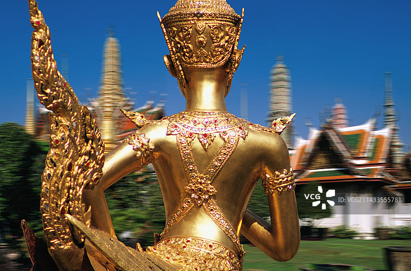 亚洲泰国曼谷大皇宫玉佛寺金纳罗雕像图片素材