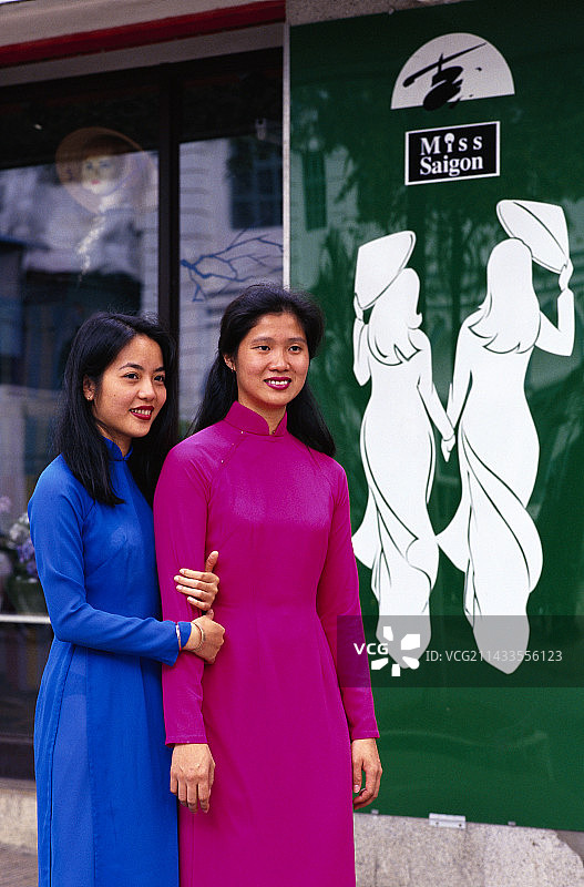 身穿奥黛服装的妇女图片素材