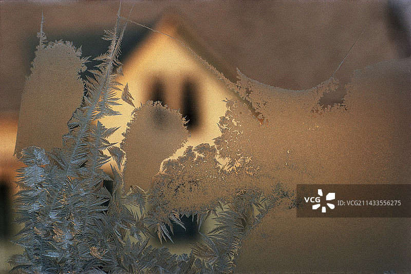 磨砂玻璃窗后的房子图片素材