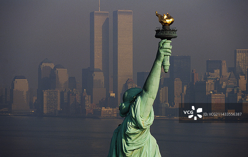 自由女神像和曼哈顿天际线图片素材